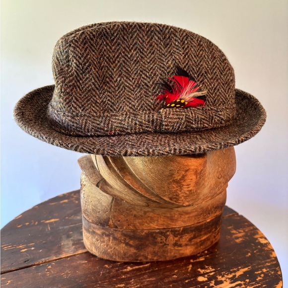 Vintage Harris Tweed Fedora with Feather Accent. Size Small 6 3/4-7/8. Elegant!